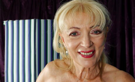 Sultry blonde granny Janet Lesley exhibits her ass in nice skirt and spreads her legs 