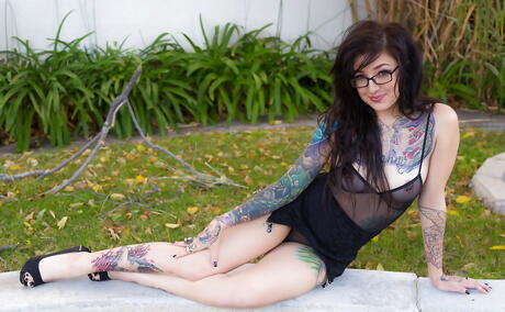 Hot american brunette Kelsi Lynn in lingerie baring her butt and vagina outdoor