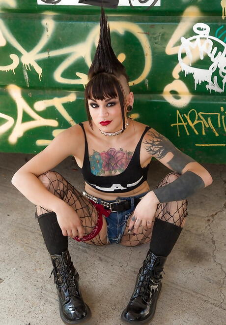 Shapely brunette babe Amelia Dire in fancy shorts makes some hot foot fetish outdoor